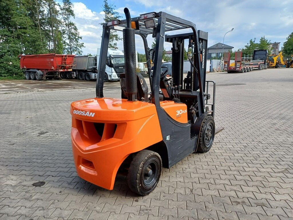 Doosan D30 GP PLUS - Дизельный погрузчик: фото 4 Doosan D30 GP PLUS - Дизельный погрузчик: фото 4