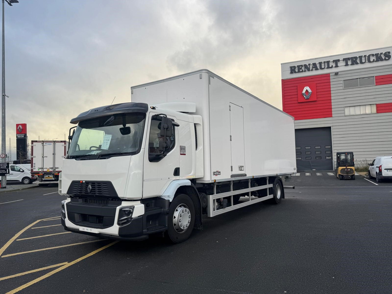 Renault Trucks D 18 Wide 4×2 with Chereau Body - Грузовик с закрытым кузовом: фото 1 Renault Trucks D 18 Wide 4×2 with Chereau Body - Грузовик с закрытым кузовом: фото 1