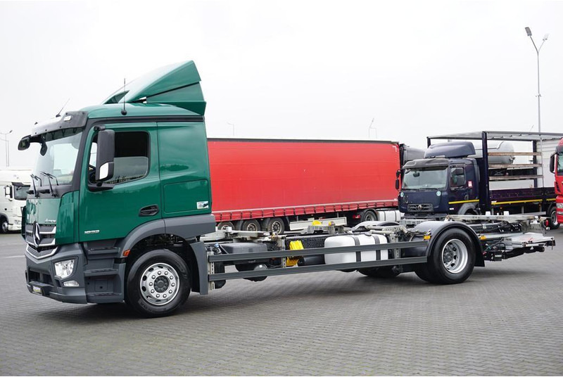 Mercedes-Benz 1833 / E 6 / BDF + WINDA / 7.15 , 7.45, 7.82 M / ŁAD. 9 610 KG - Грузовик-шасси: фото 3 Mercedes-Benz 1833 / E 6 / BDF + WINDA / 7.15 , 7.45, 7.82 M / ŁAD. 9 610 KG - Грузовик-шасси: фото 3