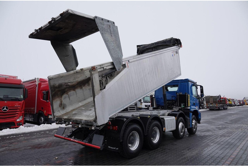 Mercedes-Benz AROCS 3243 / 8x4 / WYWROTKA 20m3 / TYLNOZSYP / EURO 6 / OPONY 10 - Самосвал: фото 4 Mercedes-Benz AROCS 3243 / 8x4 / WYWROTKA 20m3 / TYLNOZSYP / EURO 6 / OPONY 10 - Самосвал: фото 4