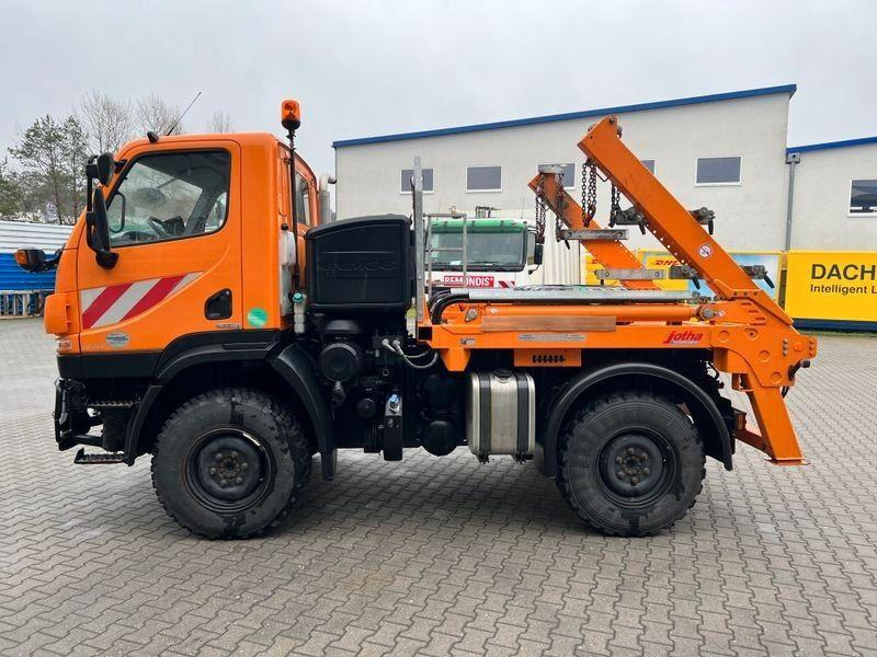 Mercedes-Benz Unimog U 20 4x4 Skip loader - Портальный бункеровоз: фото 4 Mercedes-Benz Unimog U 20 4x4 Skip loader - Портальный бункеровоз: фото 4
