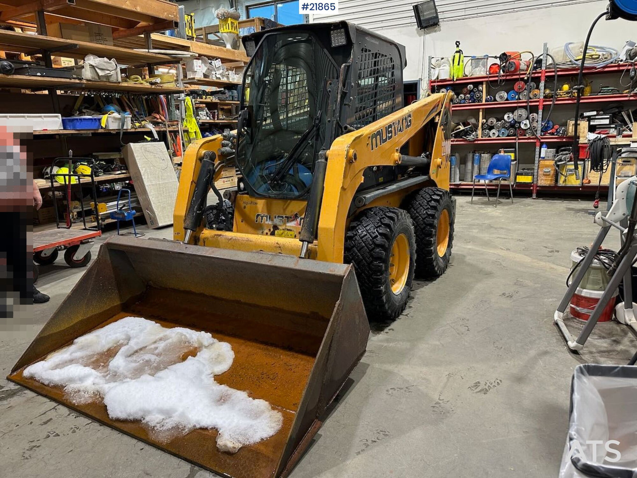 Mustang 220R kompaktlaster m/planeringskuffe og pallegafler - Мини-погрузчик с бортовым поворотом: фото 1 Mustang 220R kompaktlaster m/planeringskuffe og pallegafler - Мини-погрузчик с бортовым поворотом: фото 1