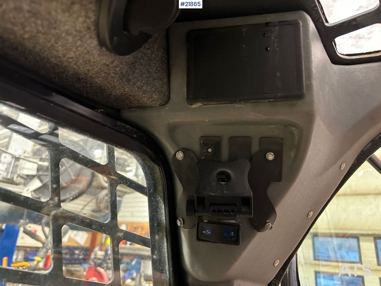 Мини-погрузчик с бортовым поворотом Mustang 220R kompaktlaster m/planeringskuffe og pallegafler: фото 24 Мини-погрузчик с бортовым поворотом Mustang 220R kompaktlaster m/planeringskuffe og pallegafler: фото 24