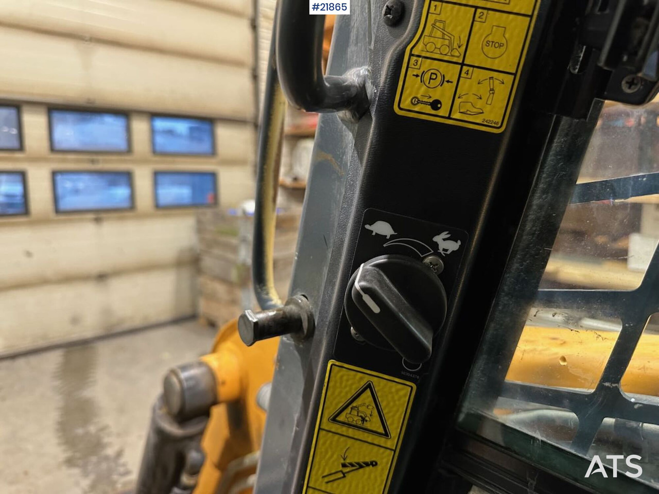 Мини-погрузчик с бортовым поворотом Mustang 220R kompaktlaster m/planeringskuffe og pallegafler: фото 18 Мини-погрузчик с бортовым поворотом Mustang 220R kompaktlaster m/planeringskuffe og pallegafler: фото 18