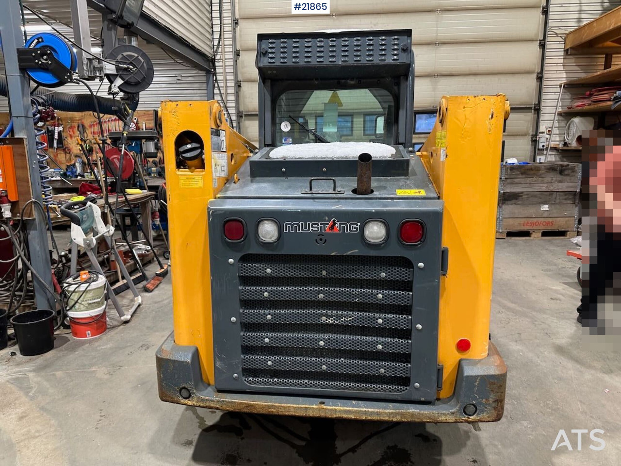 Мини-погрузчик с бортовым поворотом Mustang 220R kompaktlaster m/planeringskuffe og pallegafler: фото 8 Мини-погрузчик с бортовым поворотом Mustang 220R kompaktlaster m/planeringskuffe og pallegafler: фото 8