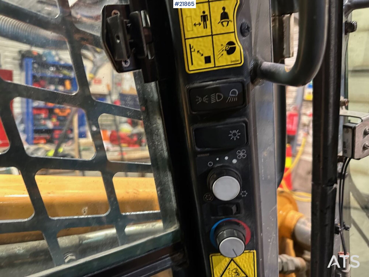 Мини-погрузчик с бортовым поворотом Mustang 220R kompaktlaster m/planeringskuffe og pallegafler: фото 20 Мини-погрузчик с бортовым поворотом Mustang 220R kompaktlaster m/planeringskuffe og pallegafler: фото 20