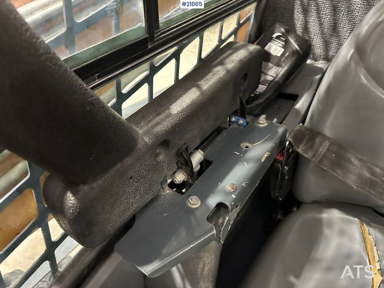 Мини-погрузчик с бортовым поворотом Mustang 220R kompaktlaster m/planeringskuffe og pallegafler: фото 16 Мини-погрузчик с бортовым поворотом Mustang 220R kompaktlaster m/planeringskuffe og pallegafler: фото 16