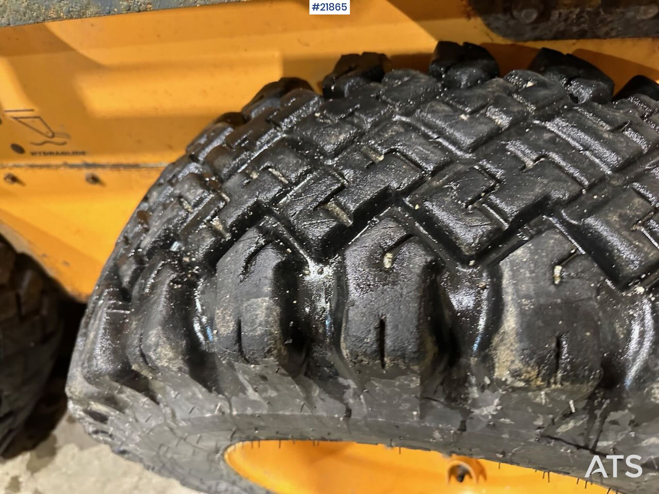 Мини-погрузчик с бортовым поворотом Mustang 220R kompaktlaster m/planeringskuffe og pallegafler: фото 11 Мини-погрузчик с бортовым поворотом Mustang 220R kompaktlaster m/planeringskuffe og pallegafler: фото 11