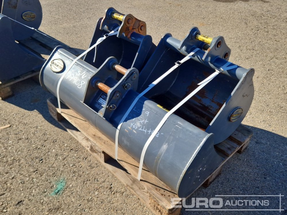 Strickland Set of U27 18" Digging Bucket (S/N 5031006042), U27 24" Digging Bucket (S/N 5030169083BD), U27 348D Cleaning Bucket (S/N 502450688) - Ковш: фото 1 Strickland Set of U27 18" Digging Bucket (S/N 5031006042), U27 24" Digging Bucket (S/N 5030169083BD), U27 348D Cleaning Bucket (S/N 502450688) - Ковш: фото 1