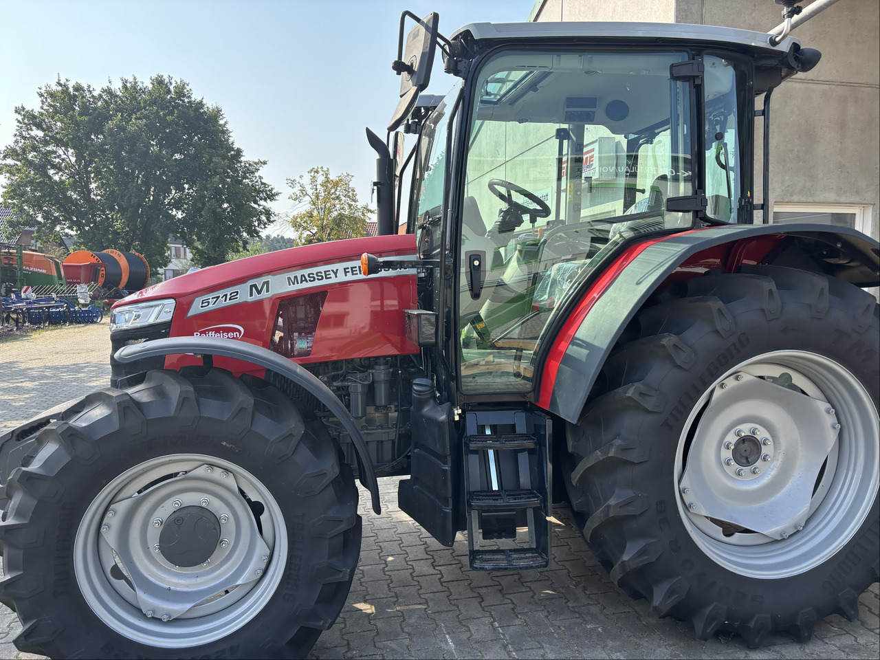 Massey Ferguson 5712M 4WD Cab Essential - Трактор: фото 3 Massey Ferguson 5712M 4WD Cab Essential - Трактор: фото 3