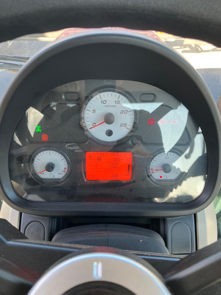 Massey Ferguson 5713 M 4WD Cab Essential - Трактор: фото 2 Massey Ferguson 5713 M 4WD Cab Essential - Трактор: фото 2
