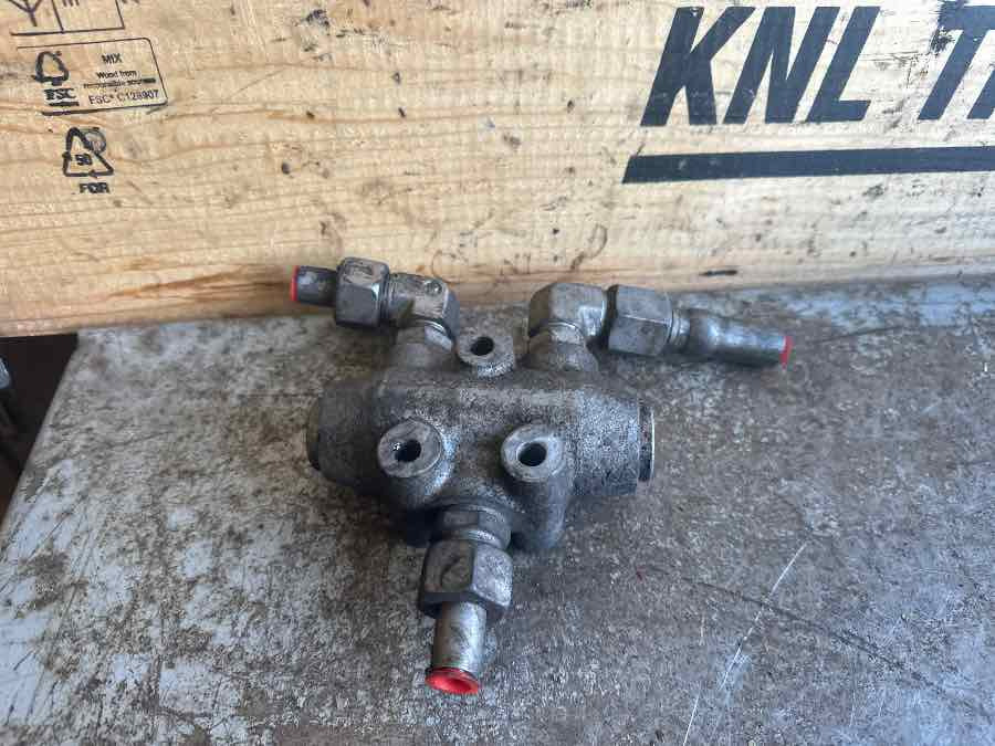 VOLVO STEERING VALVE 20757513 - Тормозной клапан для Грузовиков: фото 1 VOLVO STEERING VALVE 20757513 - Тормозной клапан для Грузовиков: фото 1