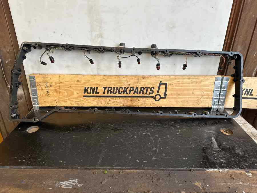 VOLVO VALVE COVER 22103872 - Двигатель и запчасти для Грузовиков: фото 2 VOLVO VALVE COVER 22103872 - Двигатель и запчасти для Грузовиков: фото 2