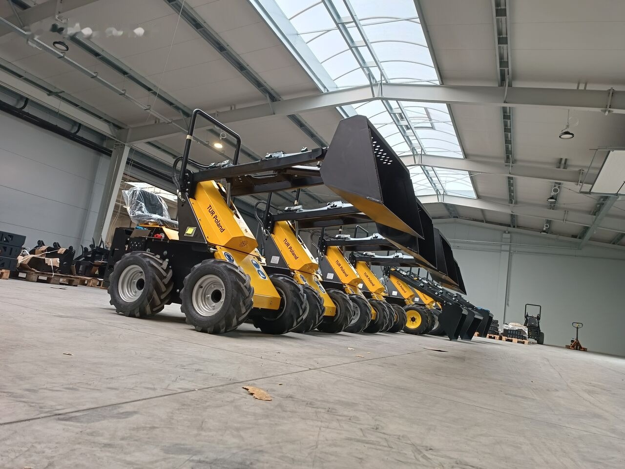 Tur Poland Mini Loader TUR N 520 Mini Hoflader Kompaktlader Briggs&Stratton - Мини-погрузчик с бортовым поворотом: фото 2 Tur Poland Mini Loader TUR N 520 Mini Hoflader Kompaktlader Briggs&Stratton - Мини-погрузчик с бортовым поворотом: фото 2