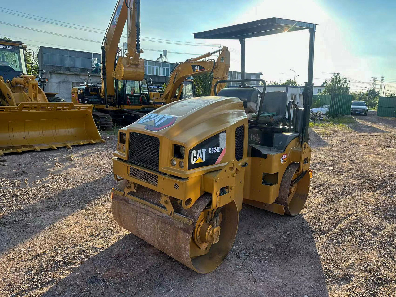 CATERPILLAR CB24B - Каток: фото 2 CATERPILLAR CB24B - Каток: фото 2