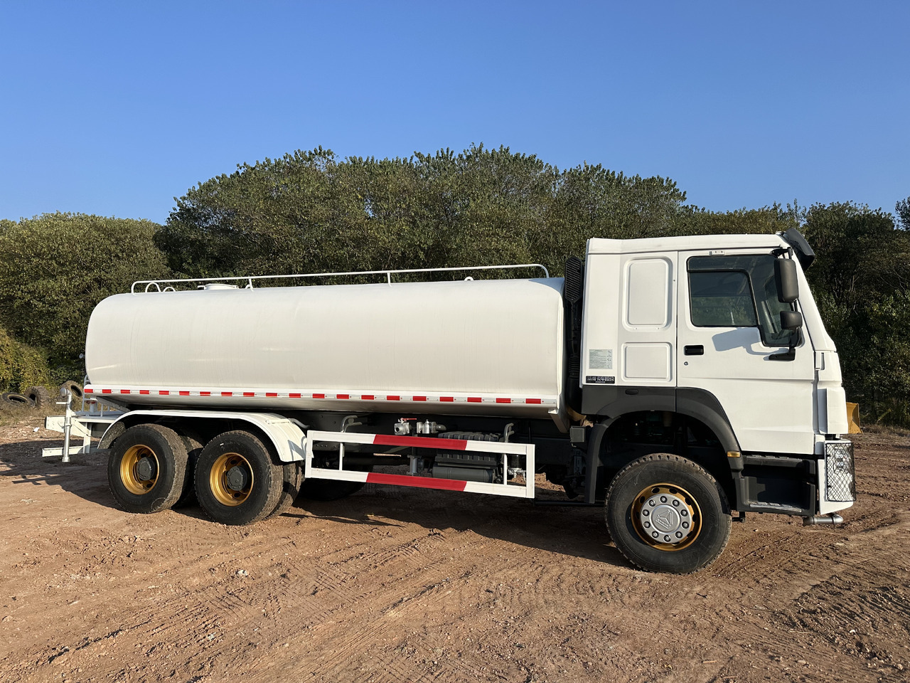 SINOTRUK HOWO 371 Water Tanker Truck - Грузовик-цистерна: фото 4 SINOTRUK HOWO 371 Water Tanker Truck - Грузовик-цистерна: фото 4