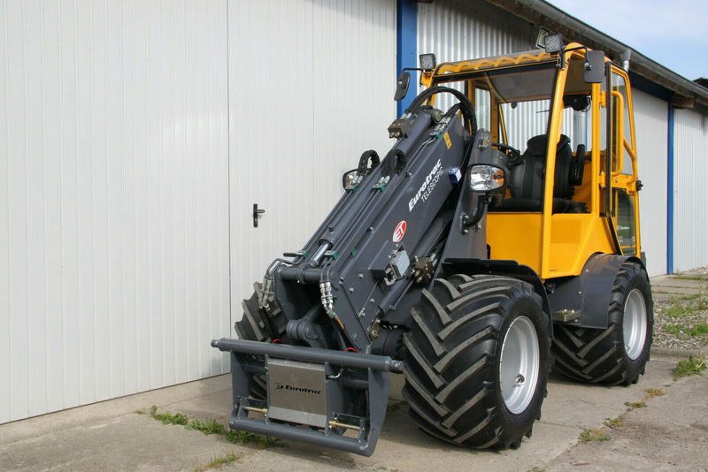Eurotrac T 13 Teleskop Radlader Hoflader - Телескопический фронтальный погрузчик: фото 1 Eurotrac T 13 Teleskop Radlader Hoflader - Телескопический фронтальный погрузчик: фото 1