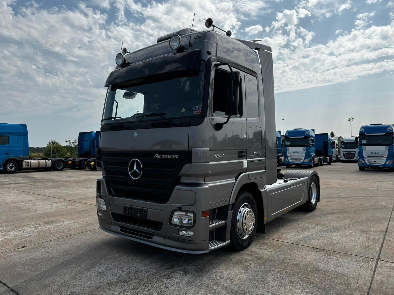 Mercedes-Benz ACTROS 1844 * AUTOMATIK * TOP * NEUE REIFEN - Тягач: фото 1 Mercedes-Benz ACTROS 1844 * AUTOMATIK * TOP * NEUE REIFEN - Тягач: фото 1