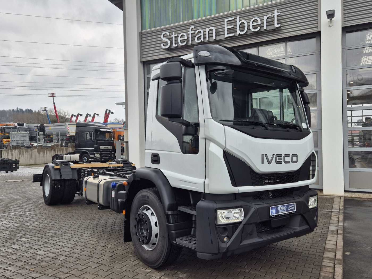Iveco Eurocargo ML180E28/P 4x2 ZF-Automatik 8AP 3Stück - Грузовик-шасси: фото 2 Iveco Eurocargo ML180E28/P 4x2 ZF-Automatik 8AP 3Stück - Грузовик-шасси: фото 2