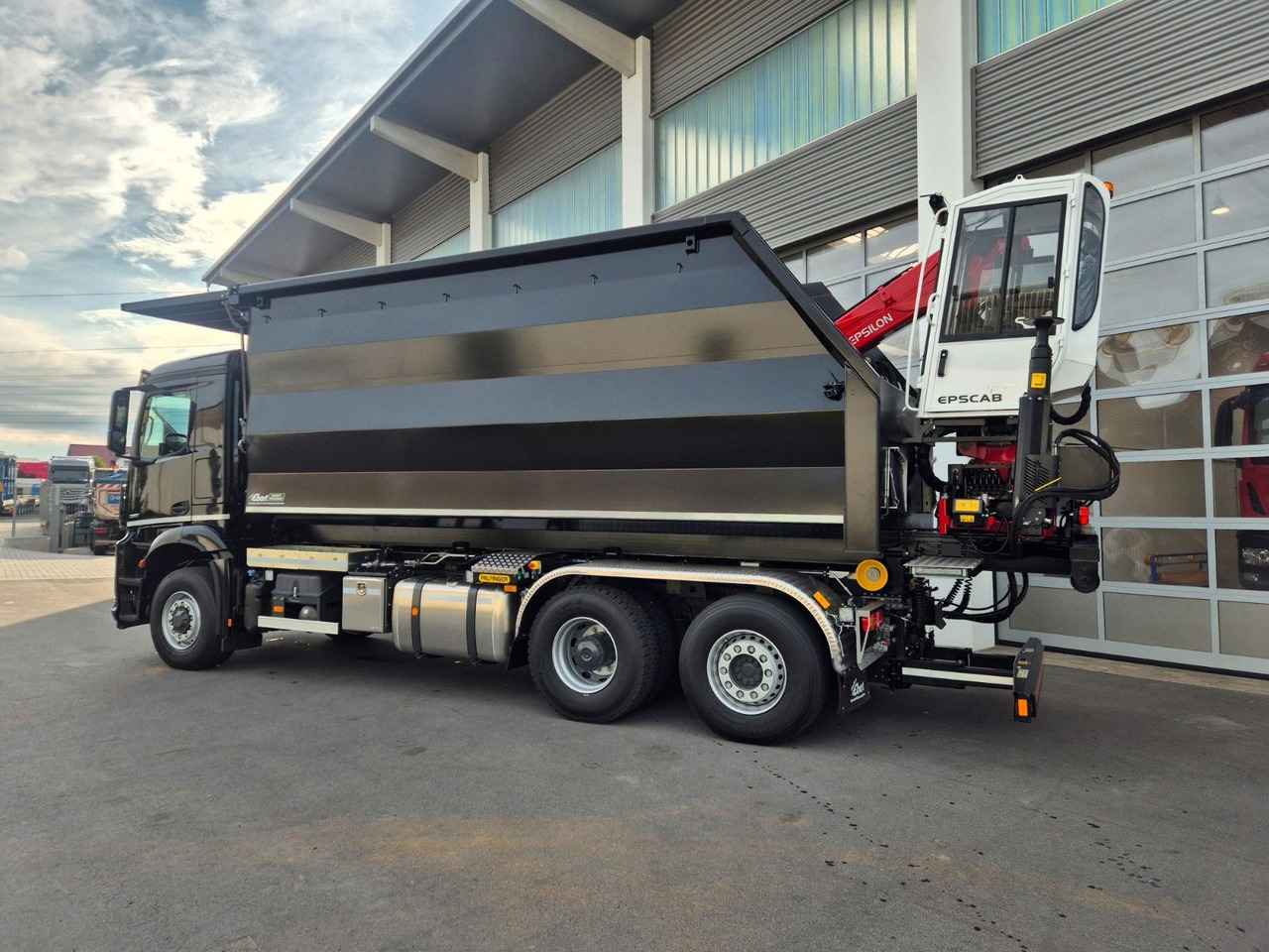 Mercedes-Benz Arocs 2751 6x2 HAD / Abroller EBERT Fällbox Q150 Mercedes-Benz Arocs 2751 6x2 HAD/ Abroller EBERT Forstbox Q150 - Крюковой мультилифт: фото 4 Mercedes-Benz Arocs 2751 6x2 HAD / Abroller EBERT Fällbox Q150 Mercedes-Benz Arocs 2751 6x2 HAD/ Abroller EBERT Forstbox Q150 - Крюковой мультилифт: фото 4