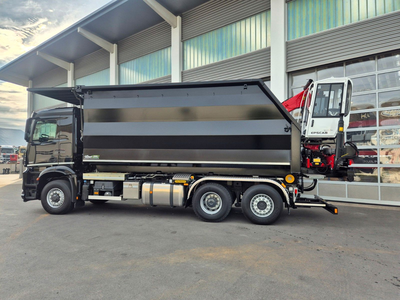 Mercedes-Benz Arocs 2751 6x2 HAD / Abroller EBERT Fällbox Q150 Mercedes-Benz Arocs 2751 6x2 HAD/ Abroller EBERT Forstbox Q150 - Крюковой мультилифт: фото 3 Mercedes-Benz Arocs 2751 6x2 HAD / Abroller EBERT Fällbox Q150 Mercedes-Benz Arocs 2751 6x2 HAD/ Abroller EBERT Forstbox Q150 - Крюковой мультилифт: фото 3