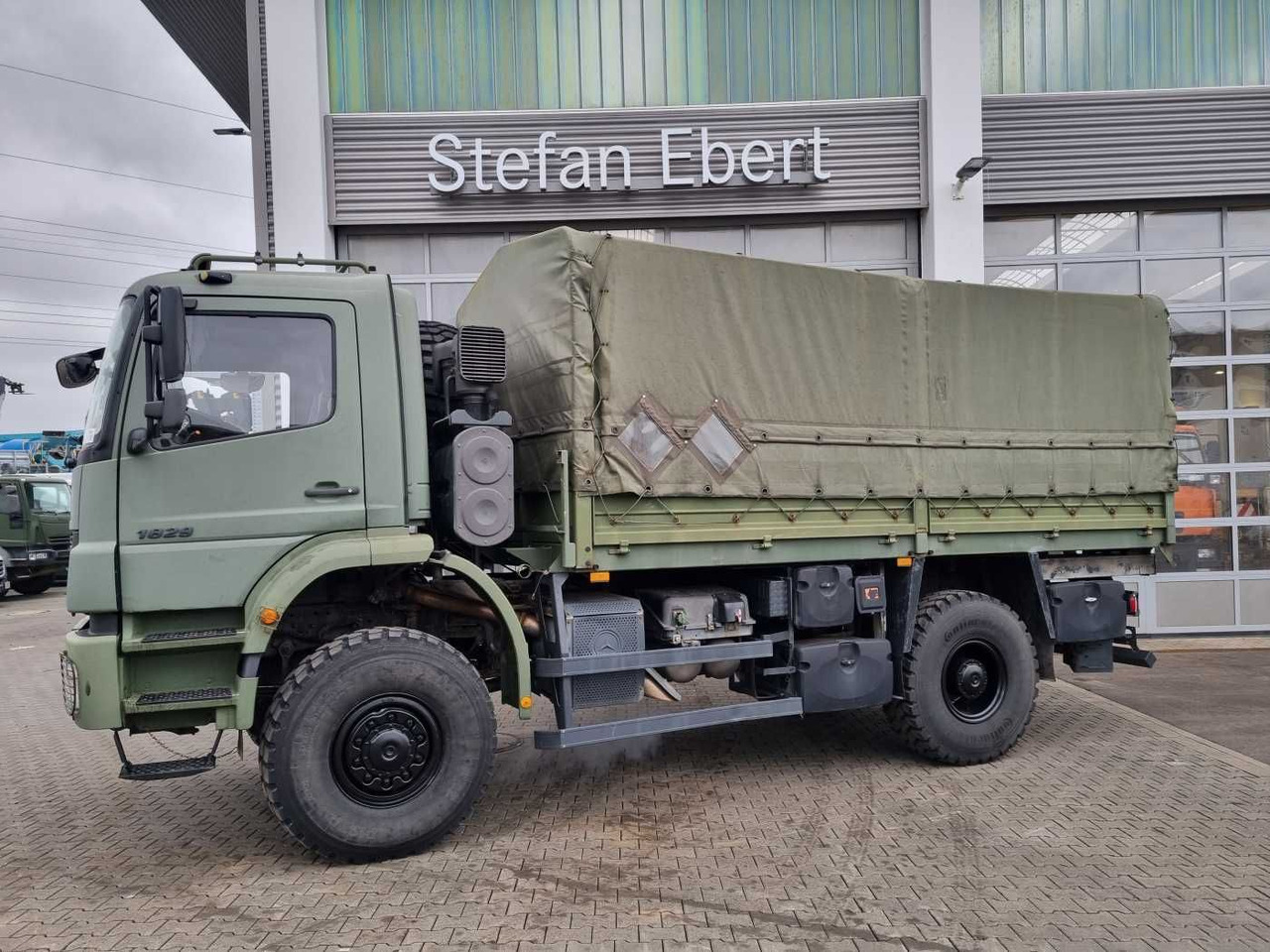Mercedes-Benz Axor 1829 A 4x4 Pritsche/Plane 10 Stück - Грузовик бортовой/ Платформа: фото 4 Mercedes-Benz Axor 1829 A 4x4 Pritsche/Plane 10 Stück - Грузовик бортовой/ Платформа: фото 4