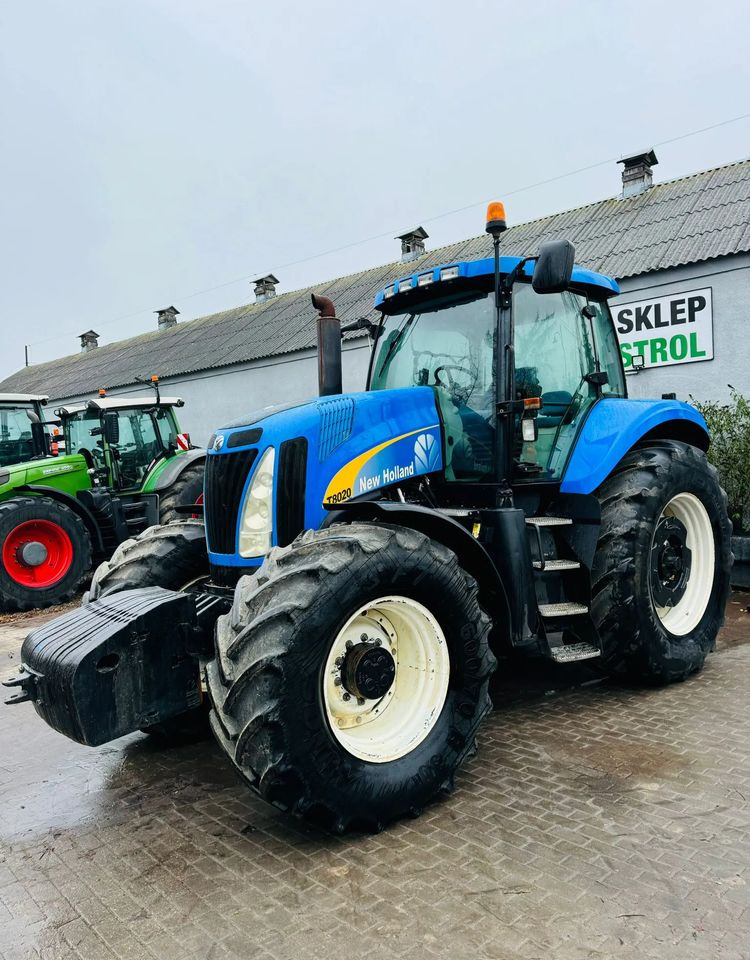 New Holland T8020 - Трактор: фото 1 New Holland T8020 - Трактор: фото 1