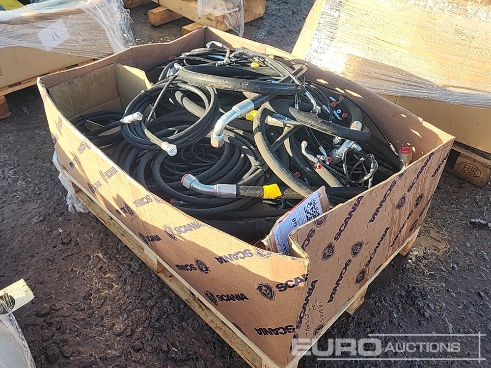 Box Of Hydraulic Hoses, Pins - Тормозной шланг/ Трубопровод для Строительной техники: фото 1 Box Of Hydraulic Hoses, Pins - Тормозной шланг/ Трубопровод для Строительной техники: фото 1