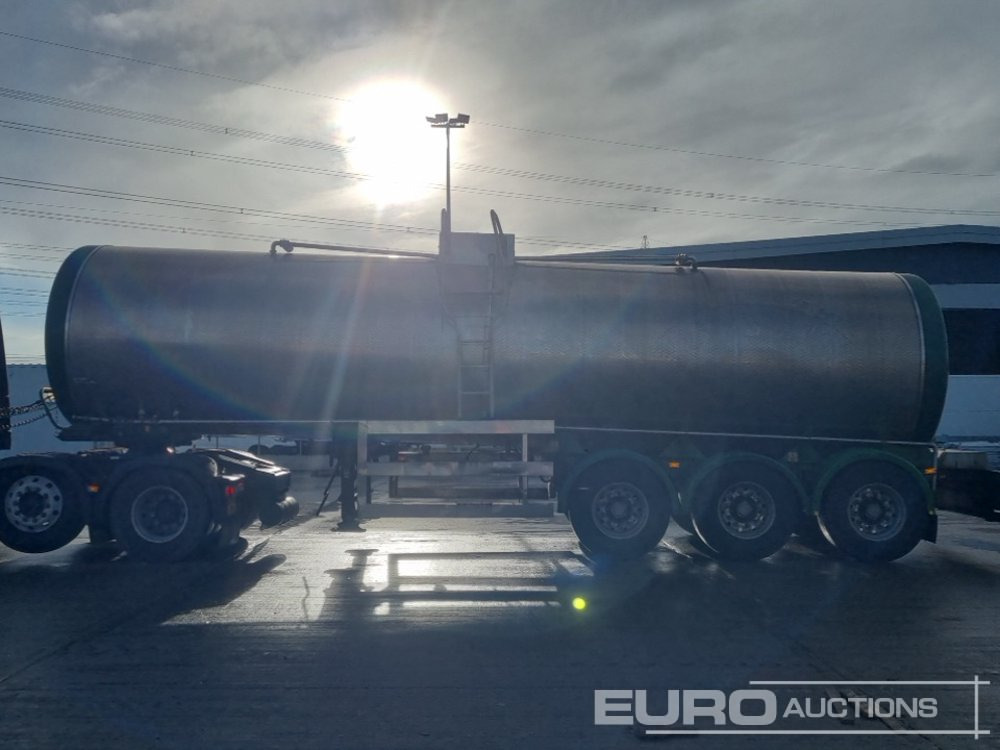 Clayton Tri Axle Stainless Steel Tanker Trailer, Front Lift Axle - Полуприцеп-цистерна: фото 2 Clayton Tri Axle Stainless Steel Tanker Trailer, Front Lift Axle - Полуприцеп-цистерна: фото 2