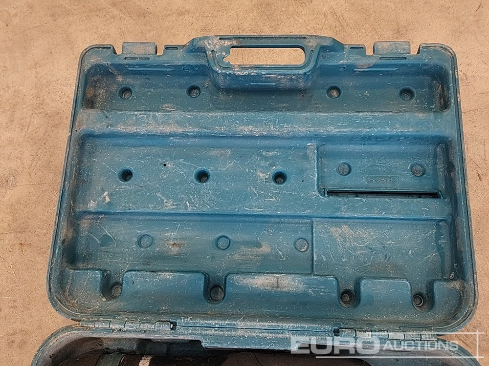 Makita HM0870C 110 Volt Breaker - Строительное оборудование: фото 5 Makita HM0870C 110 Volt Breaker - Строительное оборудование: фото 5