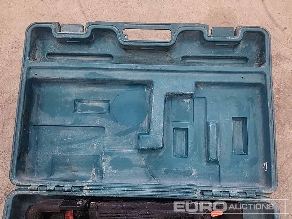 Makita HM1100 110 Volt Breaker - Строительное оборудование: фото 5 Makita HM1100 110 Volt Breaker - Строительное оборудование: фото 5