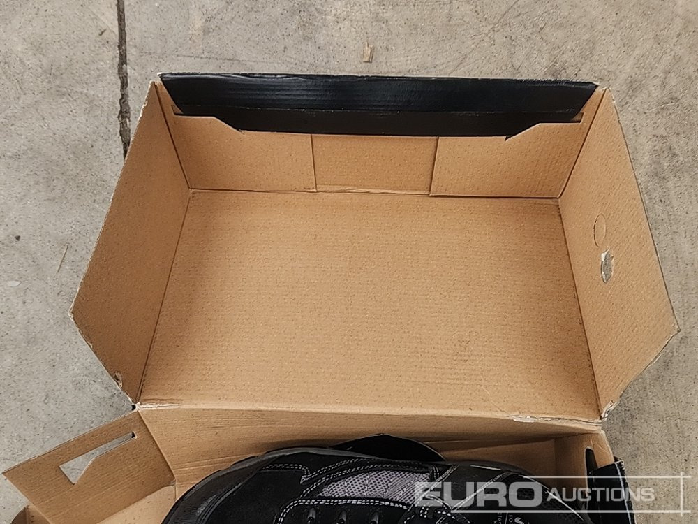Оборудование для гаражей/ Мастерских Unused V12 V-Sport Size 10 Safety Trainers: фото 9