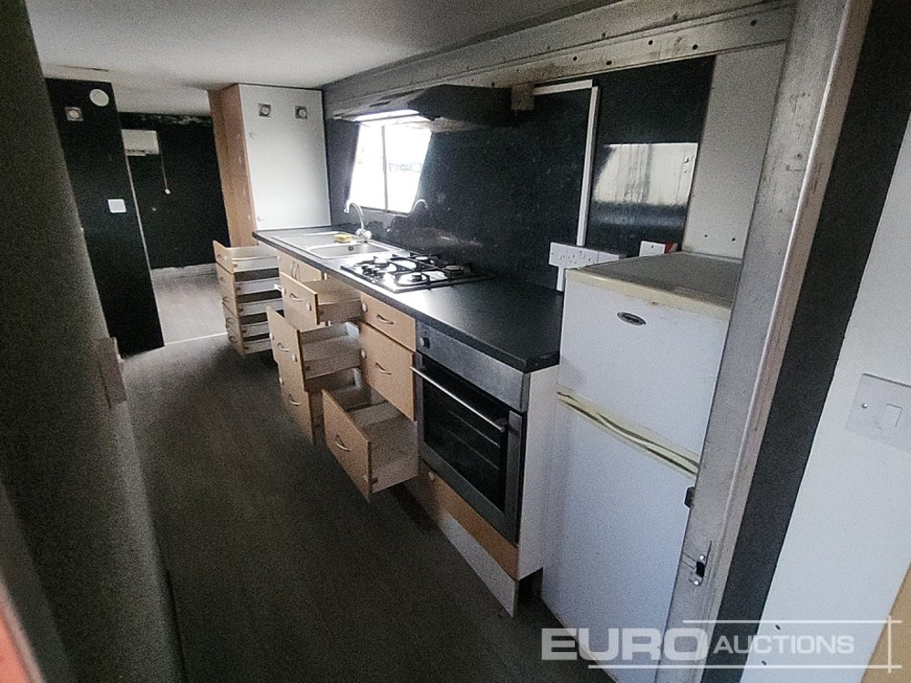 Полуприцеп-фургон Wilson Tri Axle Double Deck Motor Sport Stepframe Trailer, Kitchen, Shower, Bedrooms, Garage: фото 34