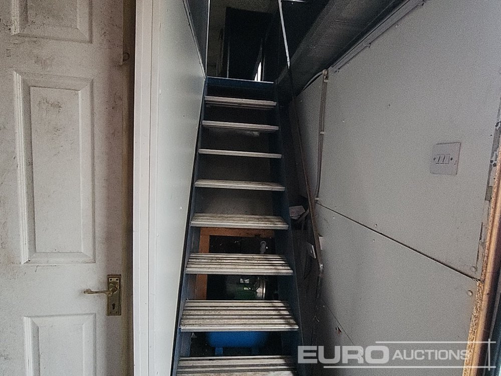 Полуприцеп-фургон Wilson Tri Axle Double Deck Motor Sport Stepframe Trailer, Kitchen, Shower, Bedrooms, Garage: фото 27