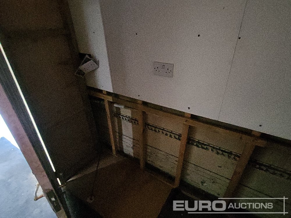 Полуприцеп-фургон Wilson Tri Axle Double Deck Motor Sport Stepframe Trailer, Kitchen, Shower, Bedrooms, Garage: фото 25