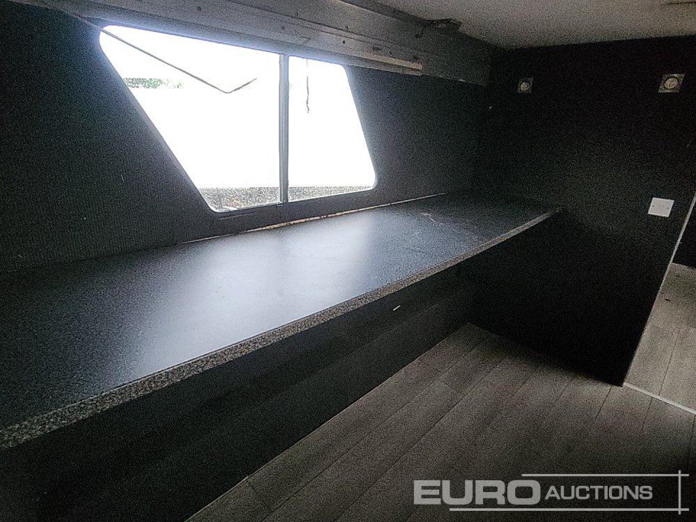 Полуприцеп-фургон Wilson Tri Axle Double Deck Motor Sport Stepframe Trailer, Kitchen, Shower, Bedrooms, Garage: фото 35