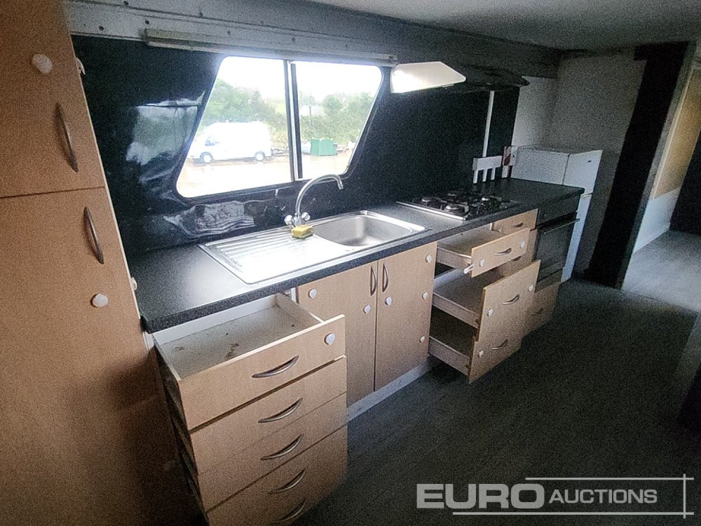 Полуприцеп-фургон Wilson Tri Axle Double Deck Motor Sport Stepframe Trailer, Kitchen, Shower, Bedrooms, Garage: фото 36