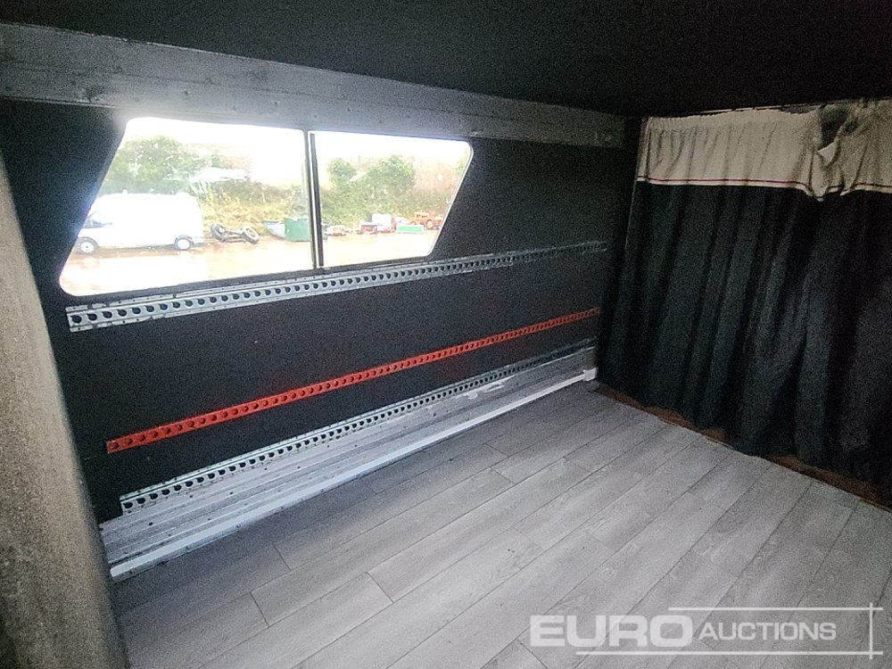 Полуприцеп-фургон Wilson Tri Axle Double Deck Motor Sport Stepframe Trailer, Kitchen, Shower, Bedrooms, Garage: фото 32