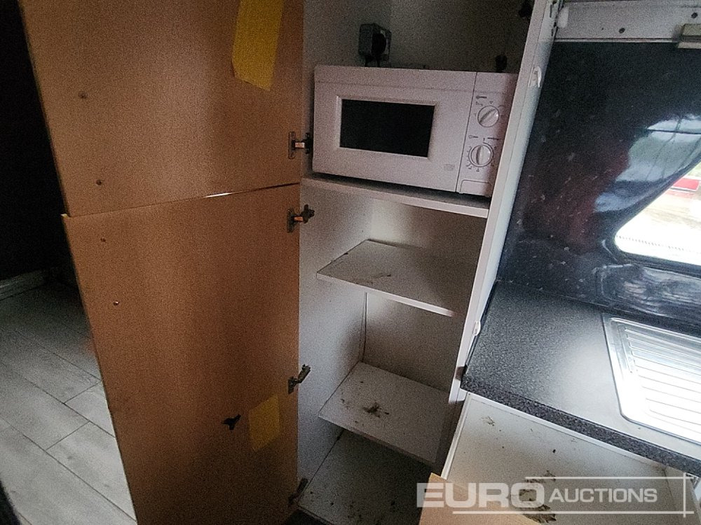 Полуприцеп-фургон Wilson Tri Axle Double Deck Motor Sport Stepframe Trailer, Kitchen, Shower, Bedrooms, Garage: фото 39