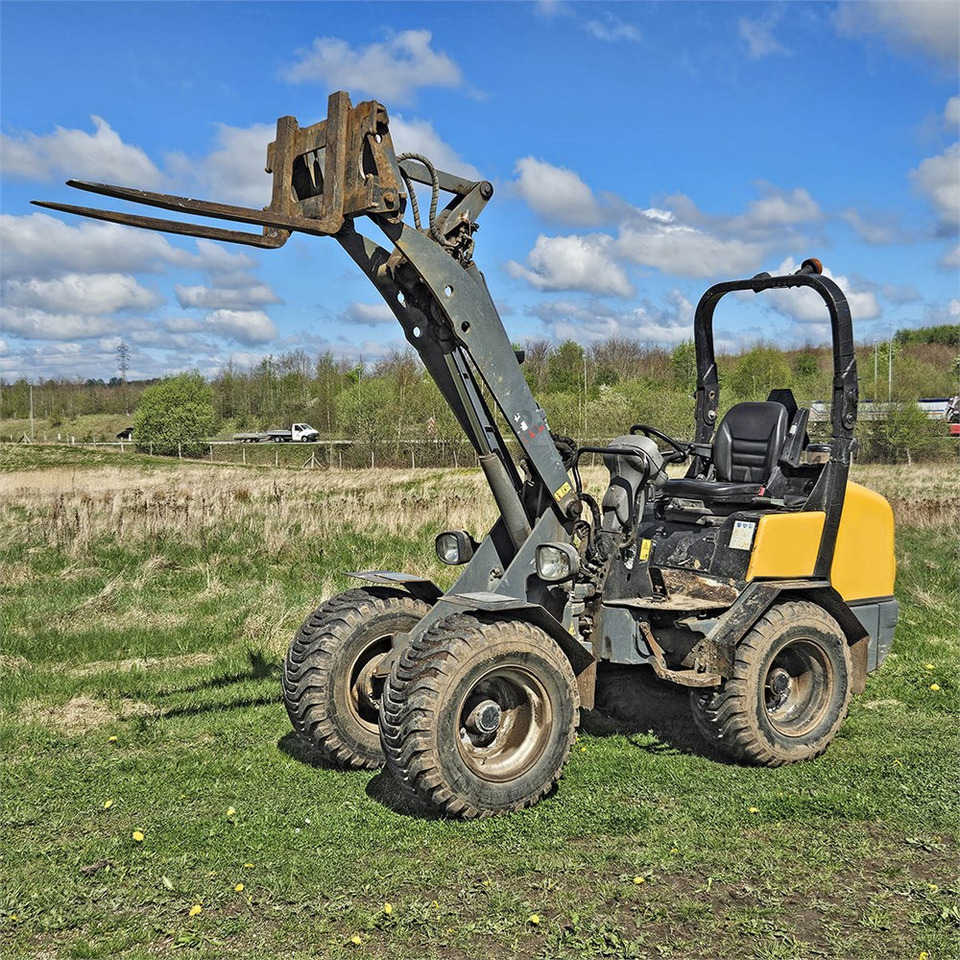 Giant V452T X-TRA HD - Мини-погрузчик с бортовым поворотом: фото 4 Giant V452T X-TRA HD - Мини-погрузчик с бортовым поворотом: фото 4