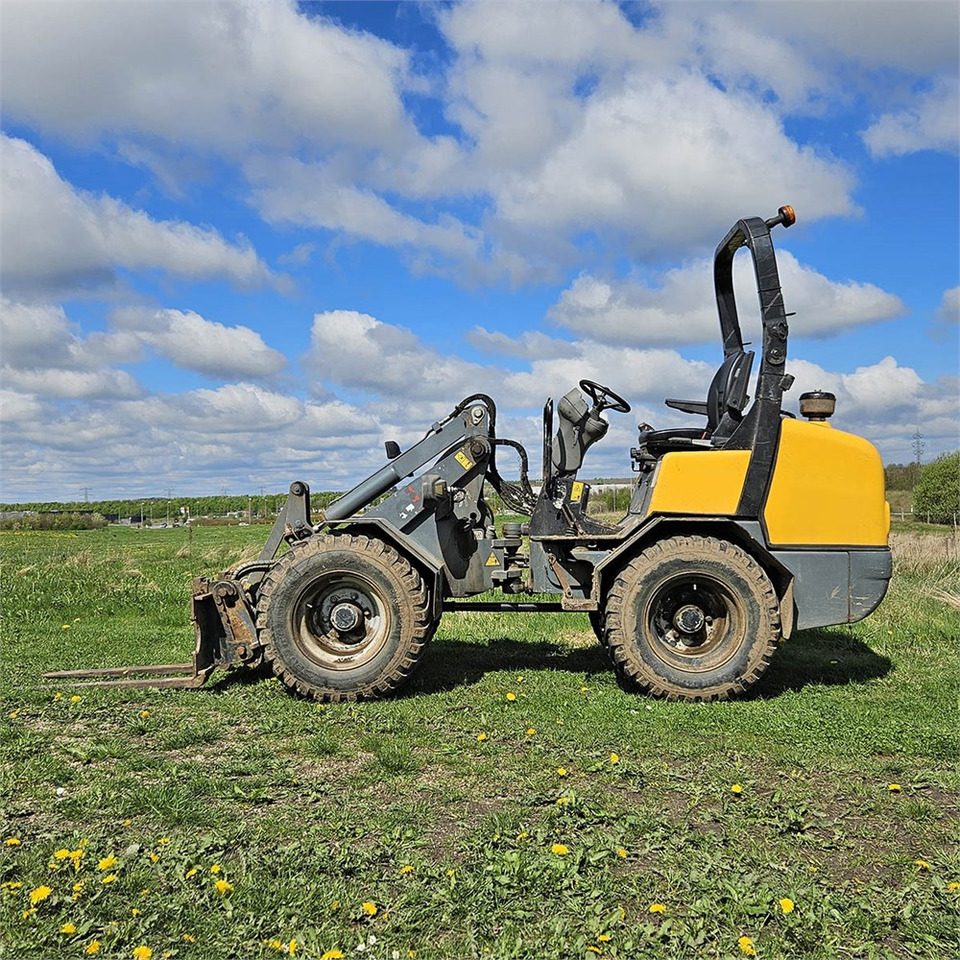 Giant V452T X-TRA HD - Мини-погрузчик с бортовым поворотом: фото 3 Giant V452T X-TRA HD - Мини-погрузчик с бортовым поворотом: фото 3