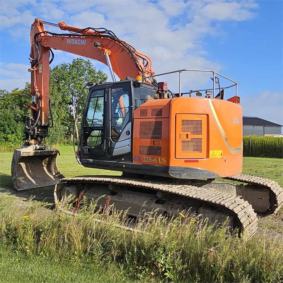 Hitachi ZX 225 - Гусеничный экскаватор: фото 1 Hitachi ZX 225 - Гусеничный экскаватор: фото 1