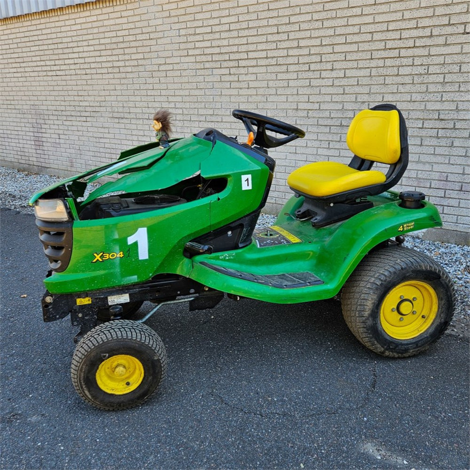 John Deere X304 - Газонокосилка: фото 1 John Deere X304 - Газонокосилка: фото 1