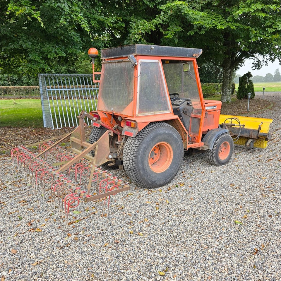 Kubota B8200 - Коммунальный трактор: фото 5 Kubota B8200 - Коммунальный трактор: фото 5