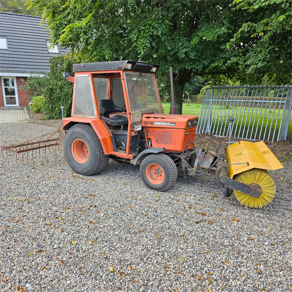 Kubota B8200 - Коммунальный трактор: фото 2 Kubota B8200 - Коммунальный трактор: фото 2