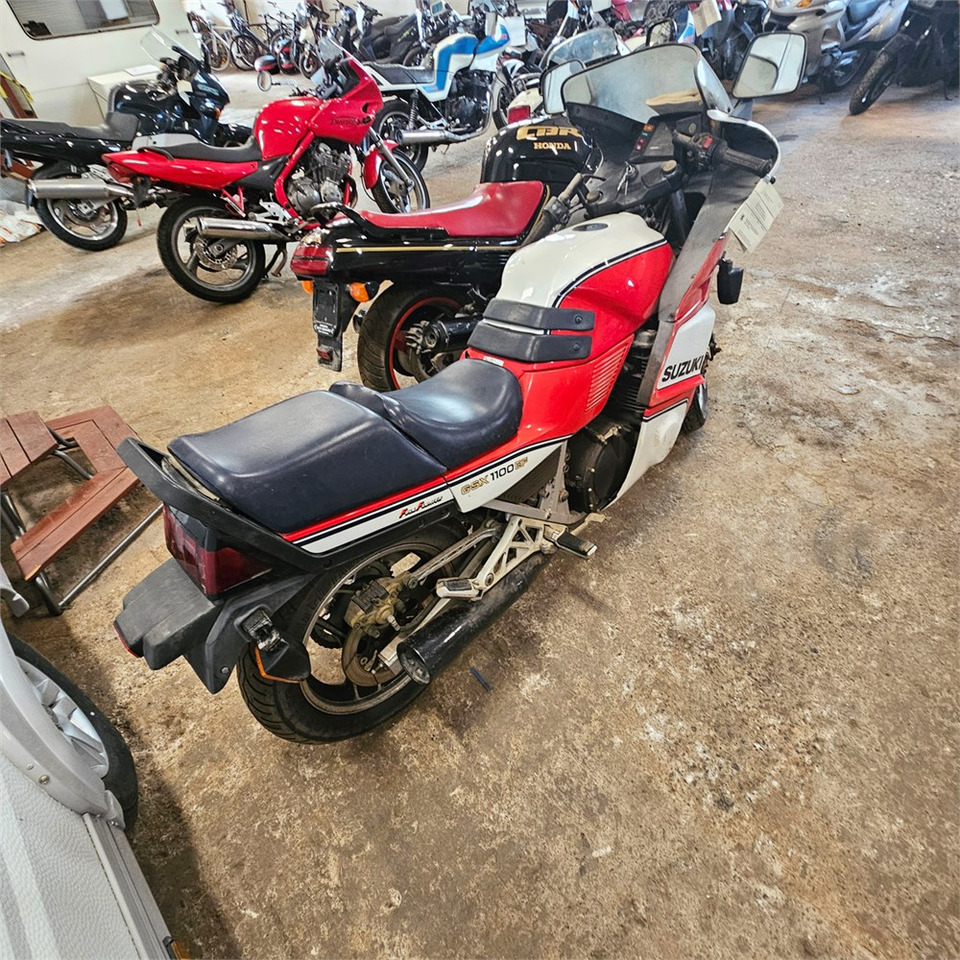 Suzuki GSX1100EF - Мотоцикл: фото 3 Suzuki GSX1100EF - Мотоцикл: фото 3