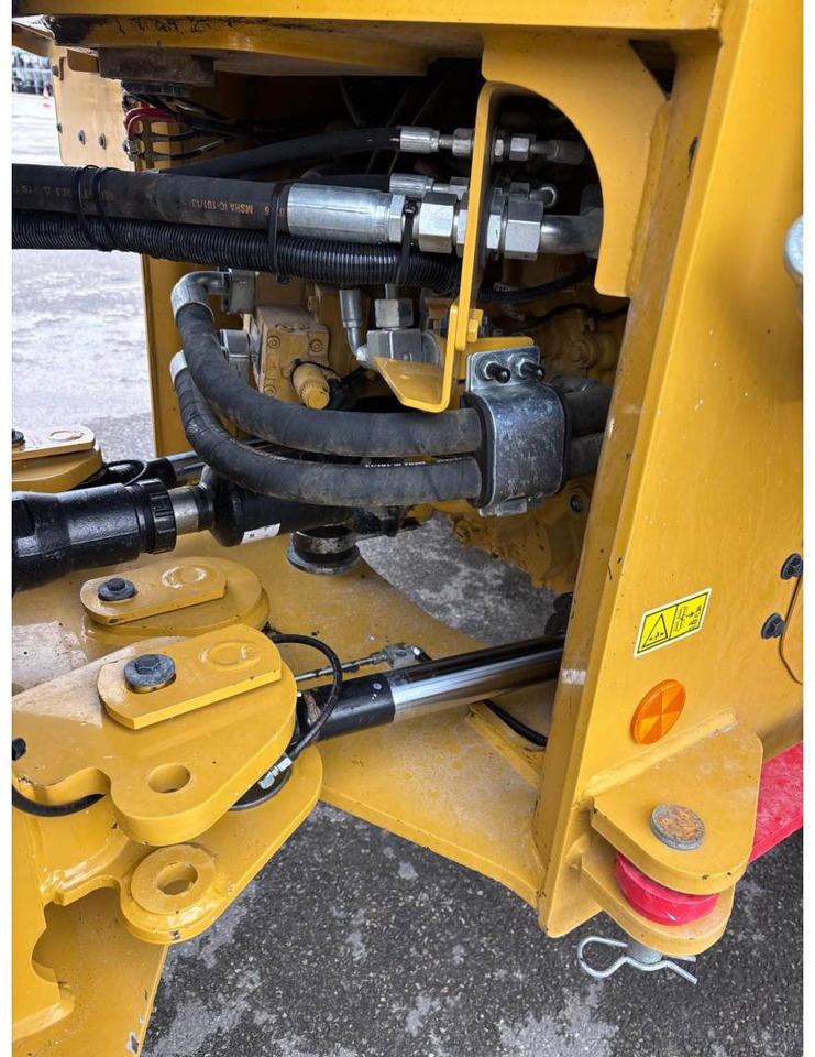 Колёсный погрузчик CAT 938M: фото 24