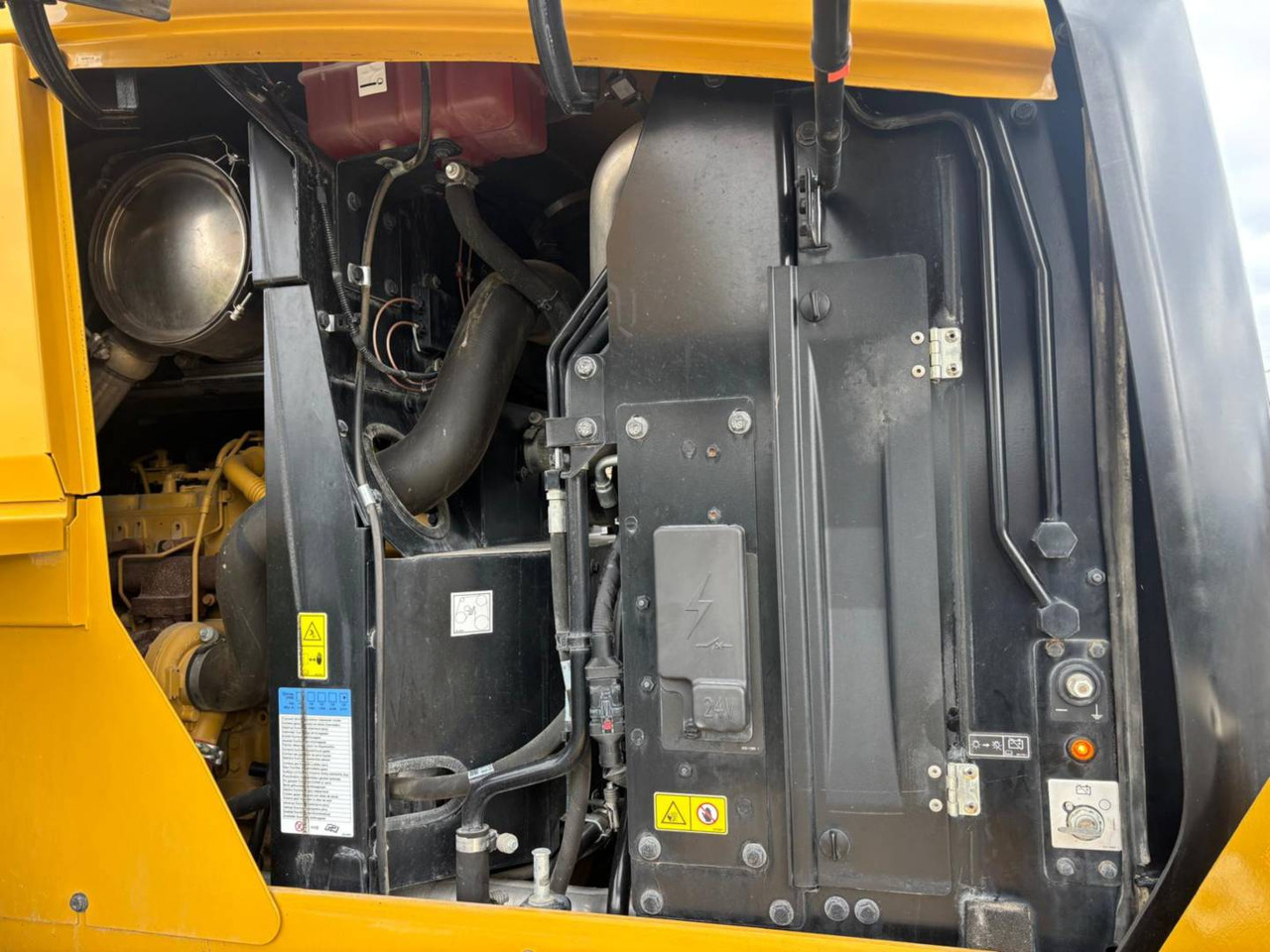 Колёсный погрузчик CAT 938M: фото 19