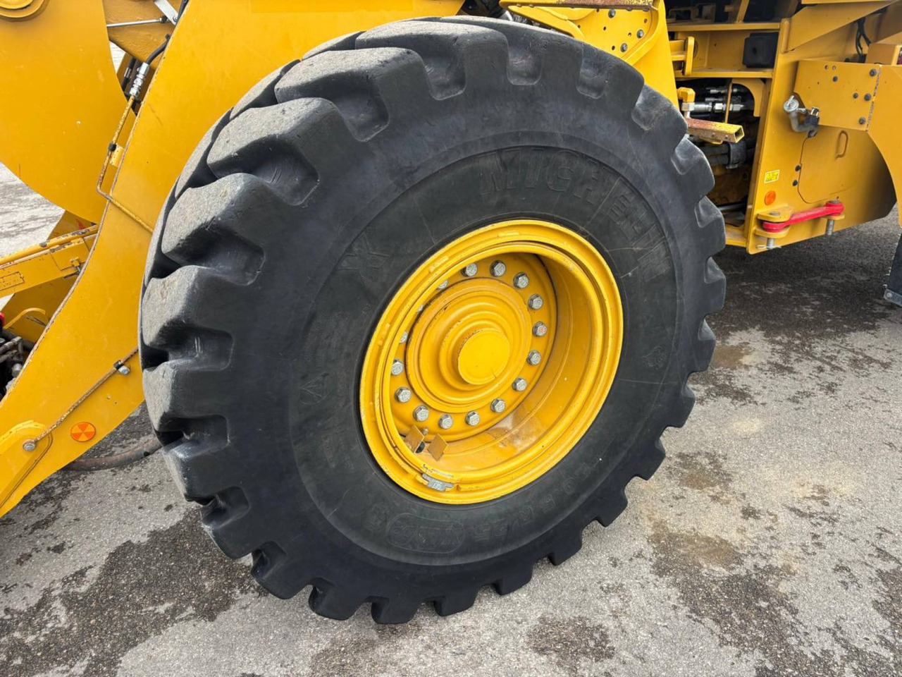 Колёсный погрузчик CAT 938M: фото 17