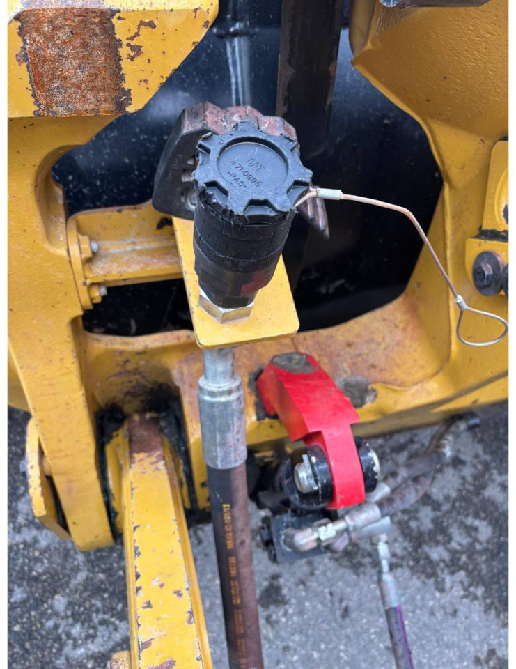 Колёсный погрузчик CAT 938M: фото 16